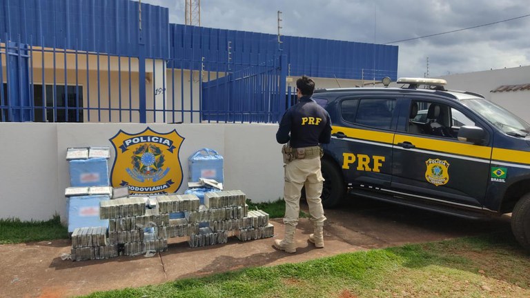 Após a abertura do compartimento de carga, a equipe descobriu vários fardos com tabletes de cocaína escondidos - PRF/MS