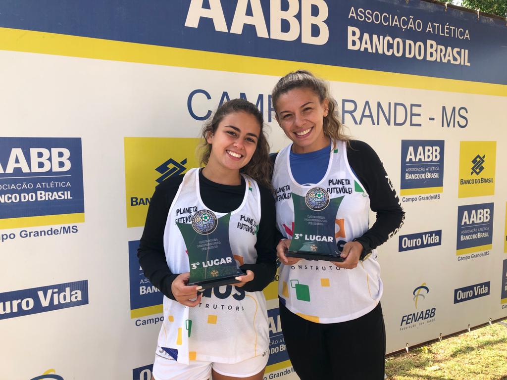 Talita e Duda fizeram dobradinha sul-mato-grossense e ficaram com o 3º lugar após vencer Ágatha e Amandinha - Foto: Isabelly Melo