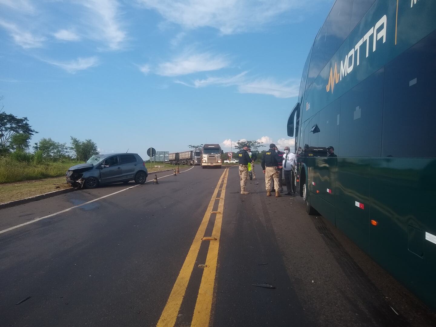 Motorista de carro tenta entrar em posto, cruza rodovia na frente de um ônibus e causa um acidente na BR 262 - Divulgação/ Castilho Verdade