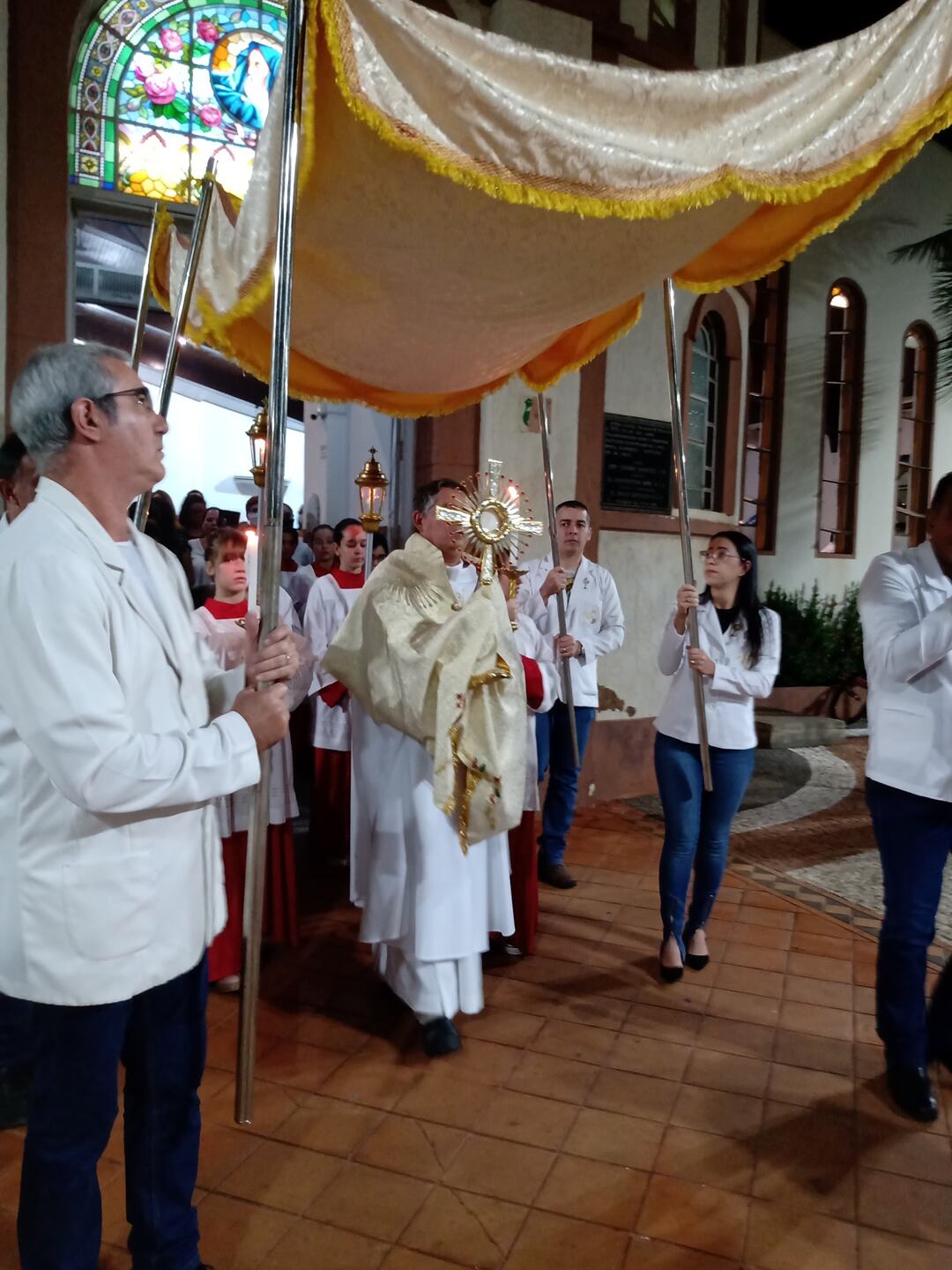 A data celebra a Santa Eucaristia, sacramento do Corpo e Sangue de Cristo: o mistério instituído na última Ceia - Arquivo - Paróquia Sant'Ana