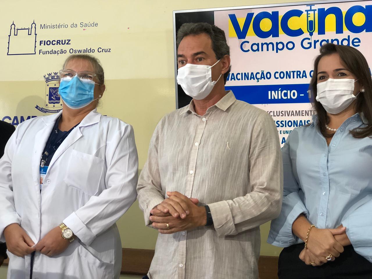 Prefeito durante o início da vacinação na Capital na manhã desta terça-feira (19) - Isabelly Melo