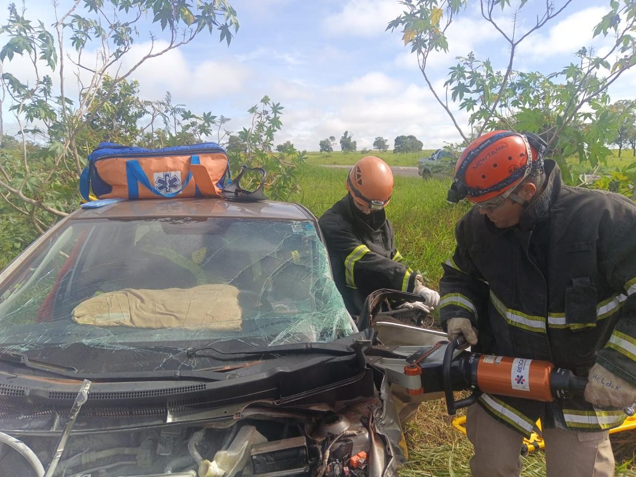 Acidente entre carro e carreta ocorreu