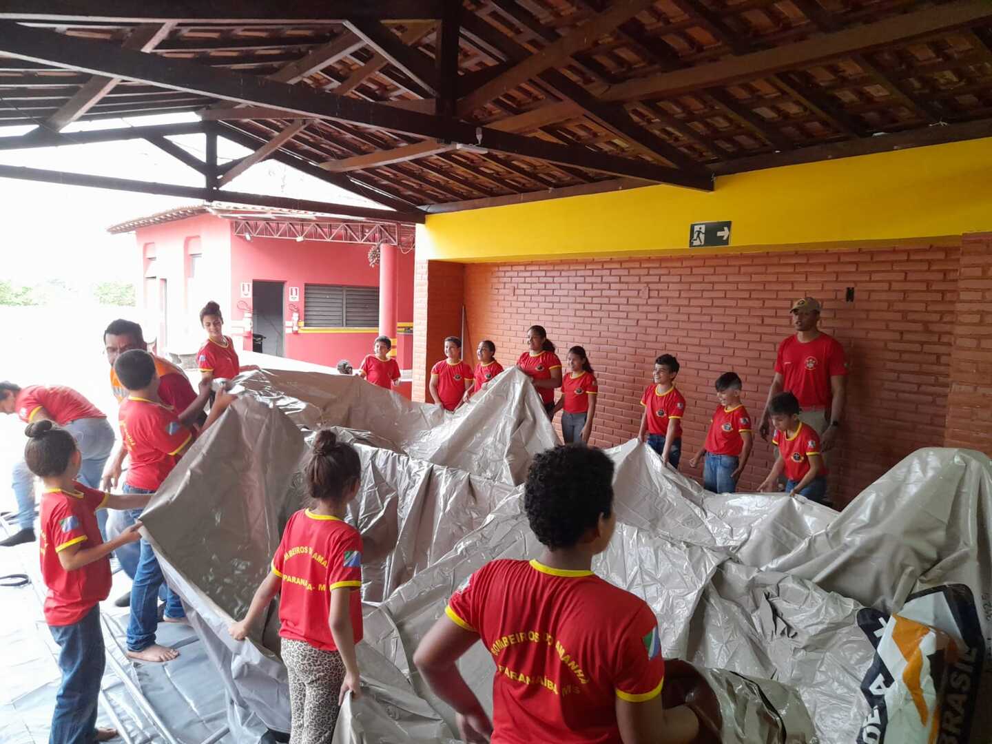 Os alunos ajudaram na montagem da barraca, estimulando a organização - Corpo de Bombeiros