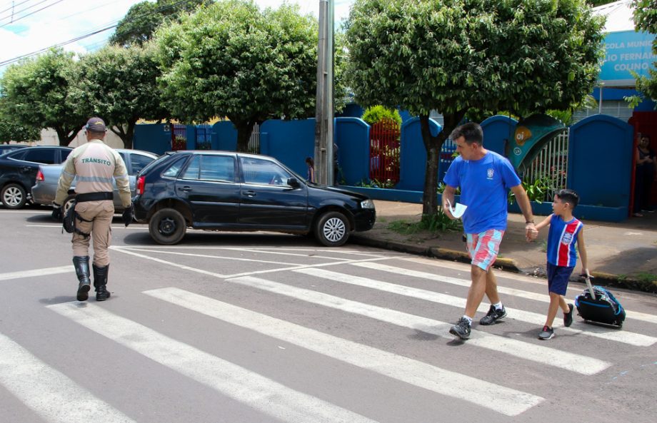 Um dos focos da campanha é orientar os motoristas a respeito do transporte de crianças - Divulgação