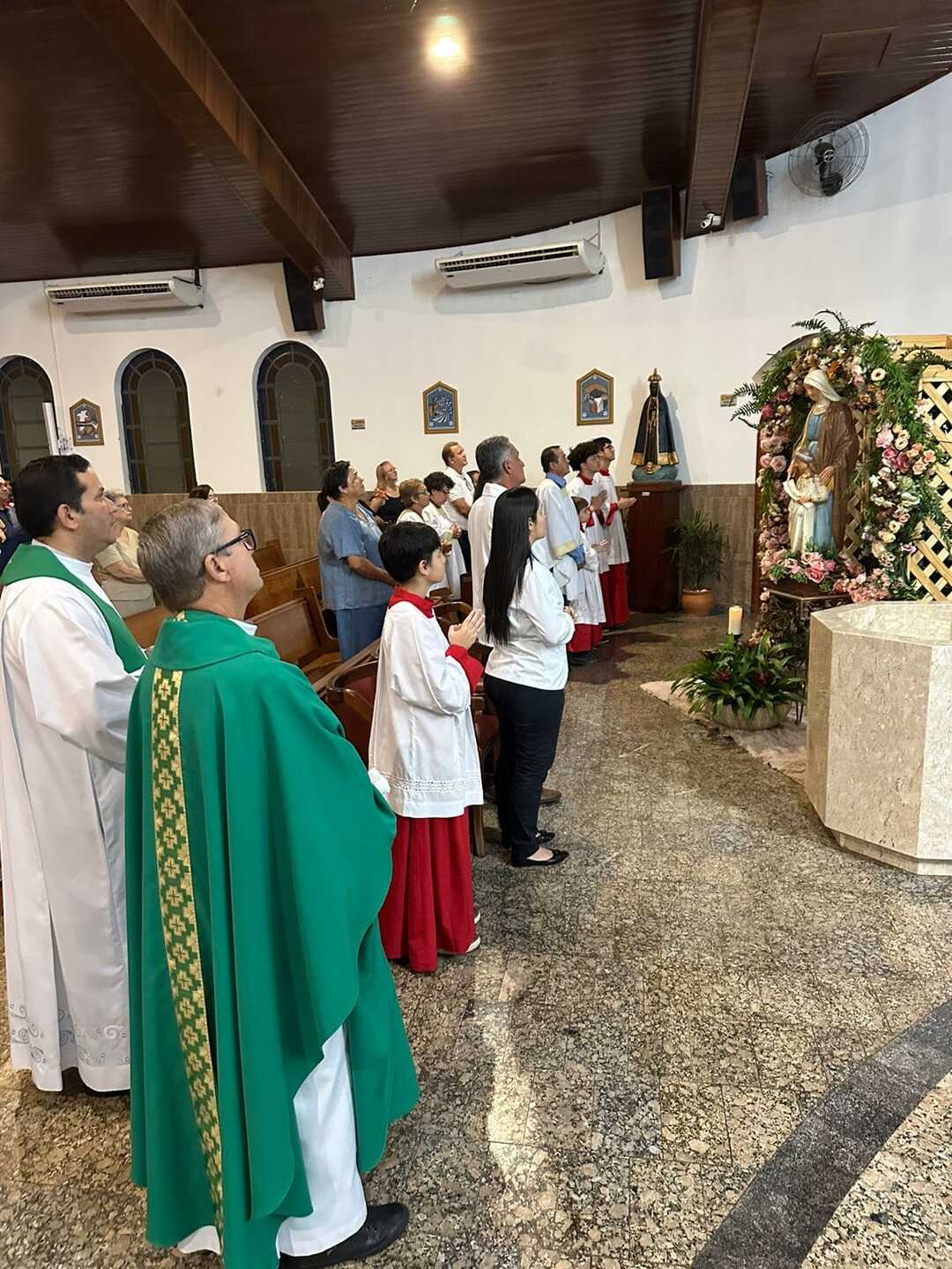 O lema da novena deste ano é Corações Ardentes, Pés a Caminho e cada dia desde o início a novena celebra um tema diferente - Divulgação