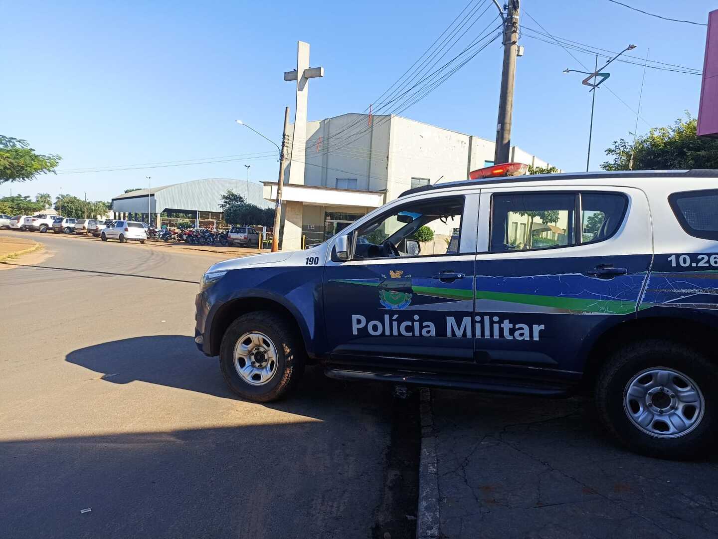 Após serem solicitados através do telefone 190, policiais militares compareceram em uma casa localizada na rua Araxá, no bairro de Lourdes - PM/MS