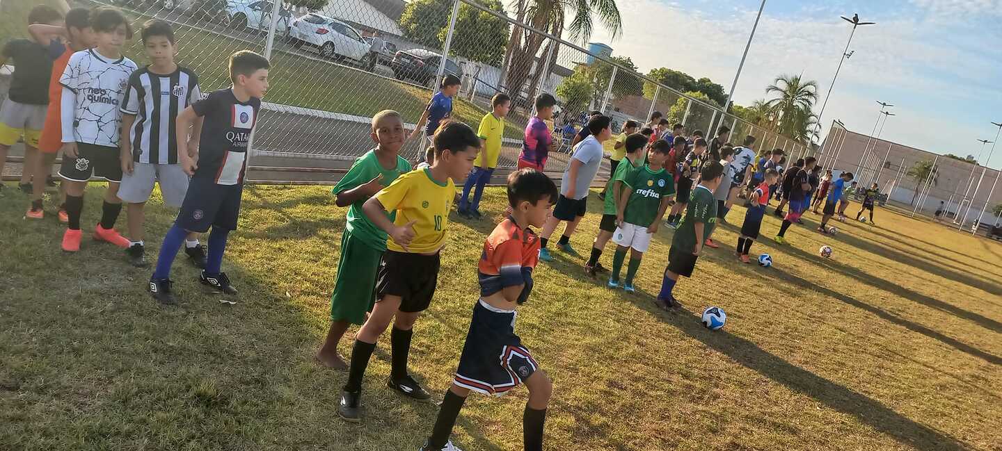 Teve início nesta semana a Escolinha de Futebol nos bairros Santo Antônio [Praça Poliesportiva] - Divulgação