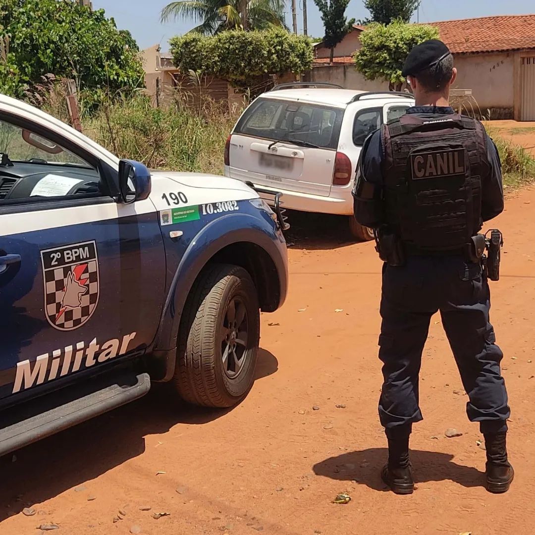 Após furtar o carro, os criminosos abandonaram o veículo próximo ao Cemitério Municipal. - Divulgação/Polícia Militar