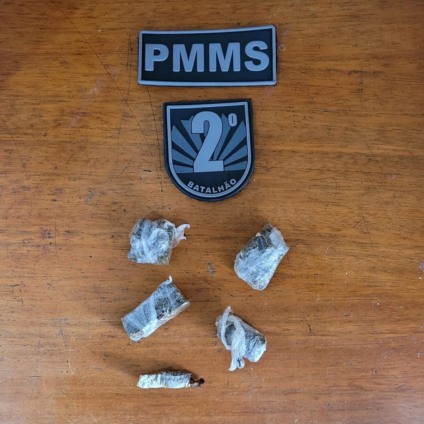 Homem vai em "boca de fumo" acompanhado da filha e acaba preso. - Divulgação/Polícia Militar