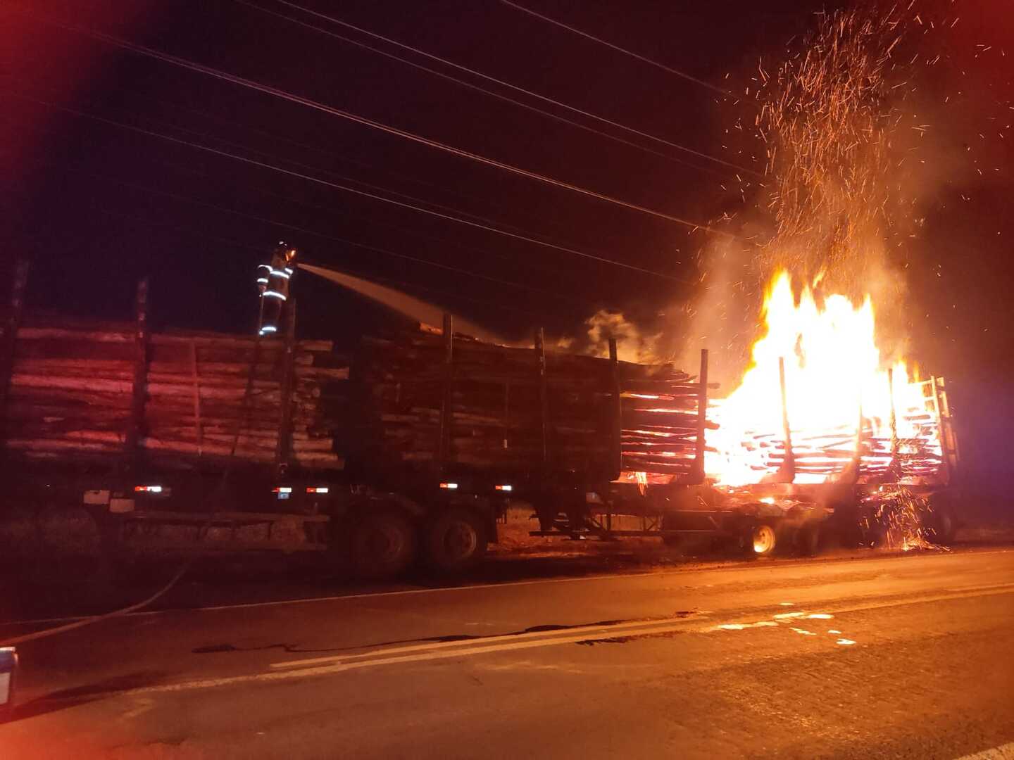 Carreta pega fogo na rodovia BR-262, próximo ao distrito de Arapuá, em Três Lagoas. - Foto: Divulgação/Bombeiros