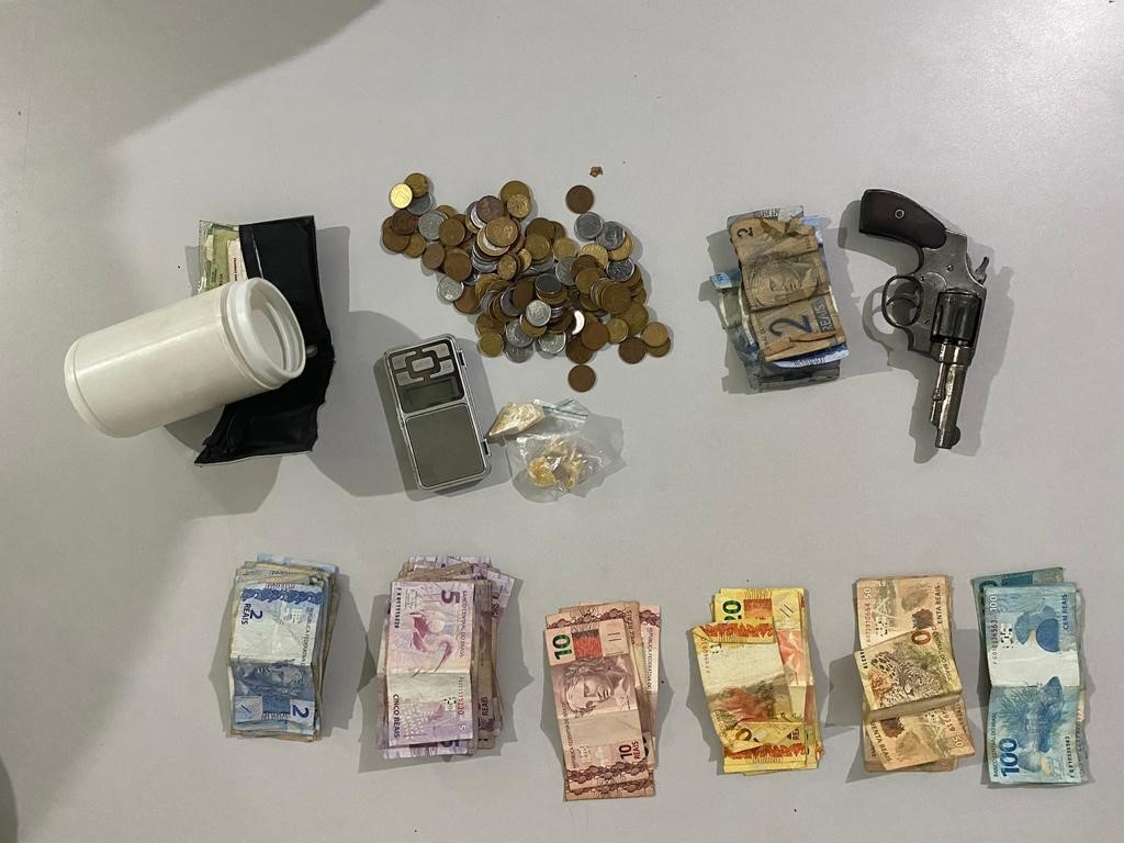 Vulgo "PSIU" mobiliza PM e Polícia Civil após denuncias e acaba preso com droga, dinheiro e arma - Divulgação/Polícia Civil