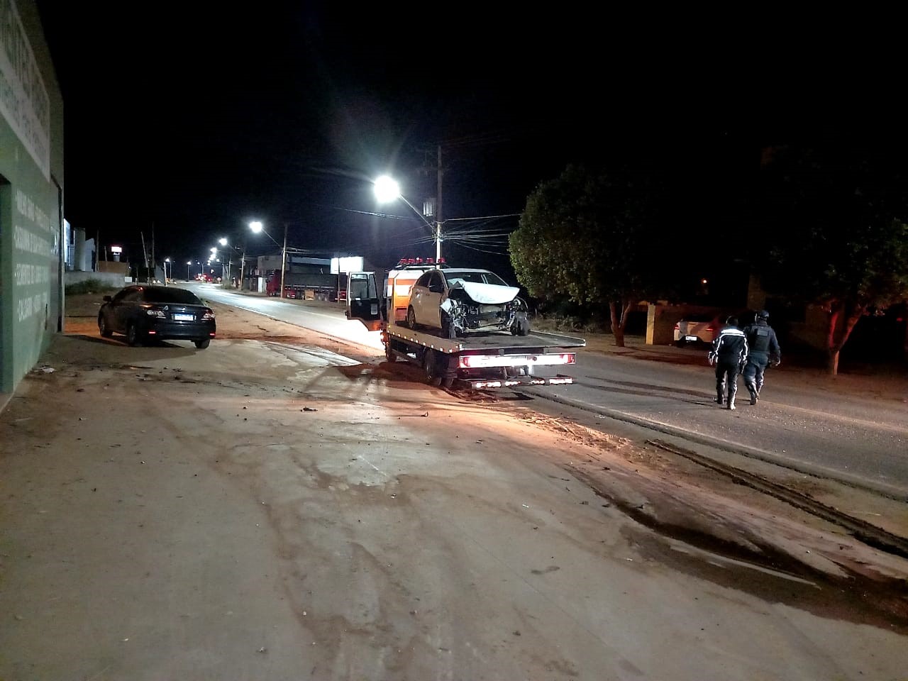 Carro é abandonado na BR-262 após motorista bater contra parede de comércio - Alfredo Neto/JPNews