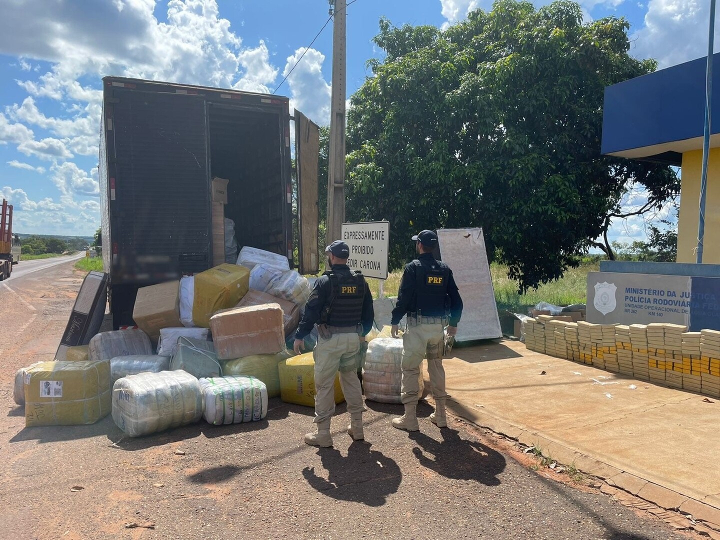 PRF encontra 267kg de pasta base de cocaína em caminhão na BR 262 - Divulgação/PRF