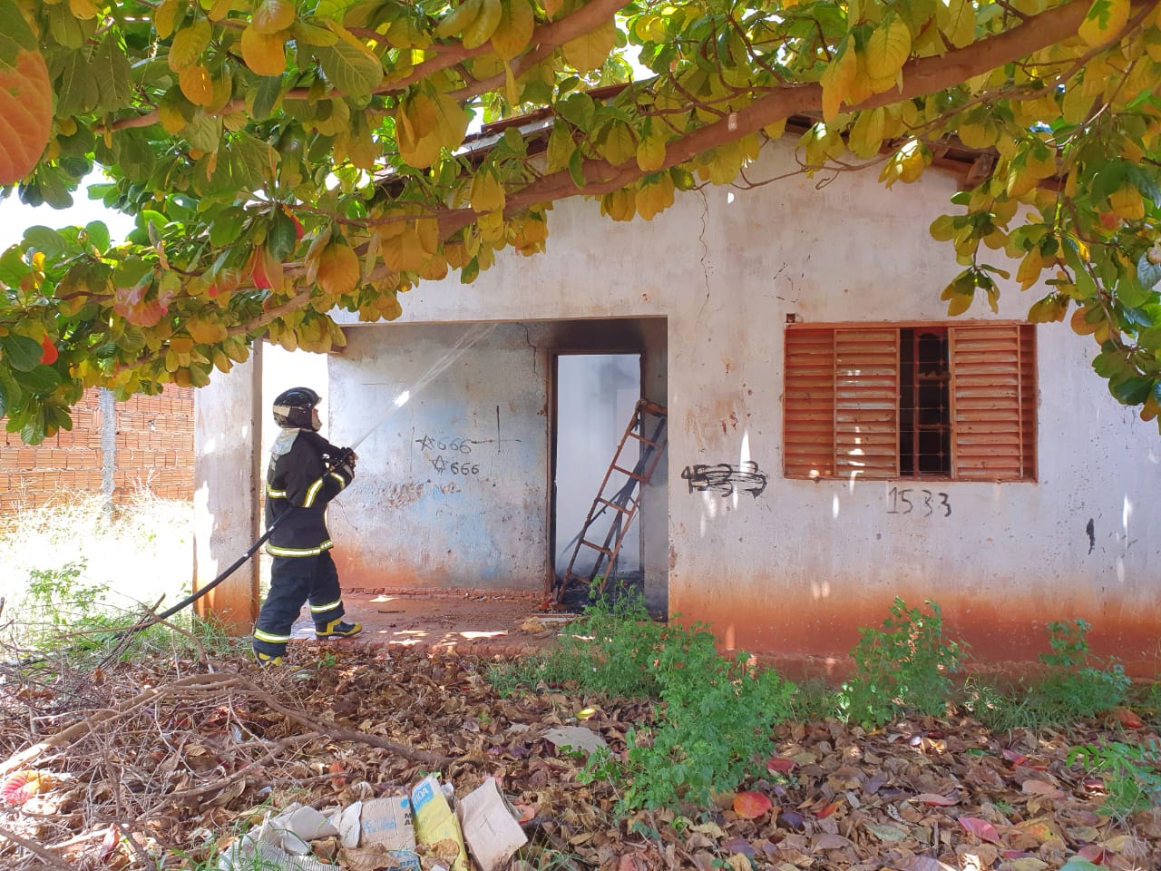 Local utilizado como abrigo de usuários de drogas é incendiado e Corpo de Bombeiros é chamado no Vila Nova - Divulgação/Corpo de Bombeiros