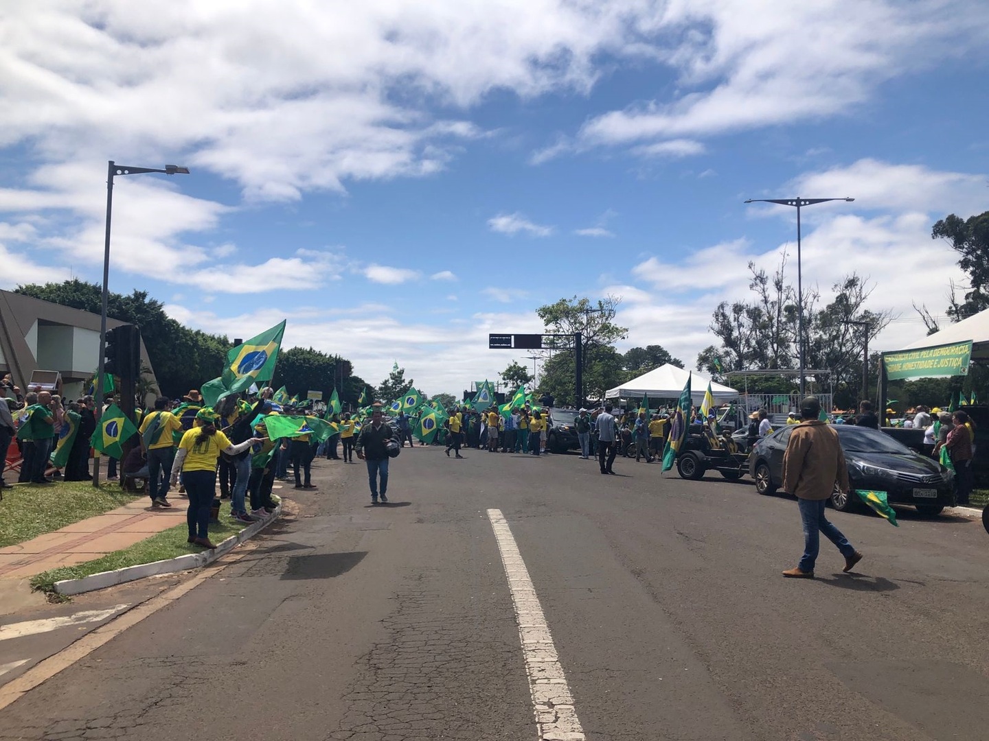 Duas faixas da avenida estão fechadas pelos manifestantes - Gerson Wassouf