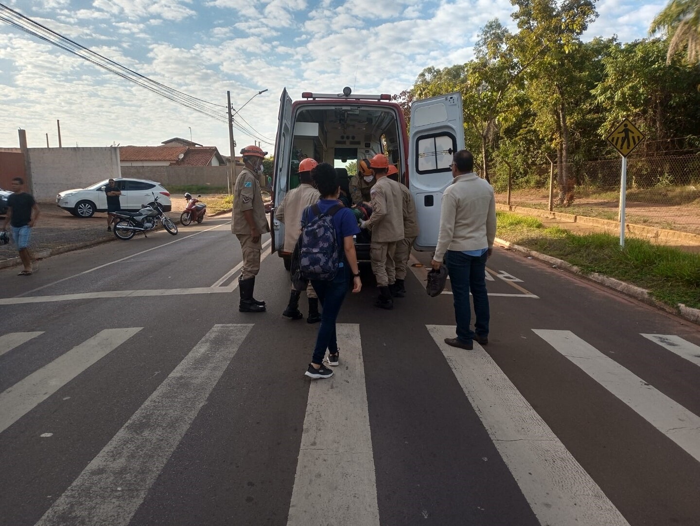 Pedestre é atropelado por moto sobre à faixa elevada e ambos acabaram lesionados - Alfredo Neto/JPNews