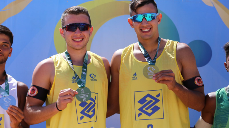 A dupla Carlos Eduardo Dia de Miranda Vidal e Anthony Fernandes Caceres, disputou o Campeonato Brasileiro sub -21 de vôlei de praia, realizado em João Pessoa e trouxeram o título brasileiro. - Foto:Divulgação/Fudesporte