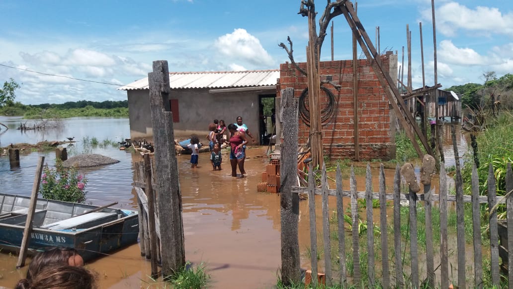 Famílias ribeirinhas ficaram desalojadas depois que a água do Rio invadiu suas casas - Divulgação/Prefeitura de Miranda