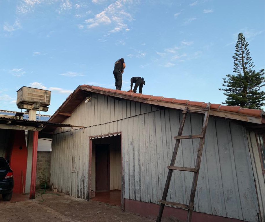 A operação cumpre três mandatos de busca e apreensão e um mandato de prisão preventiva. - Foto:Assessoria PF