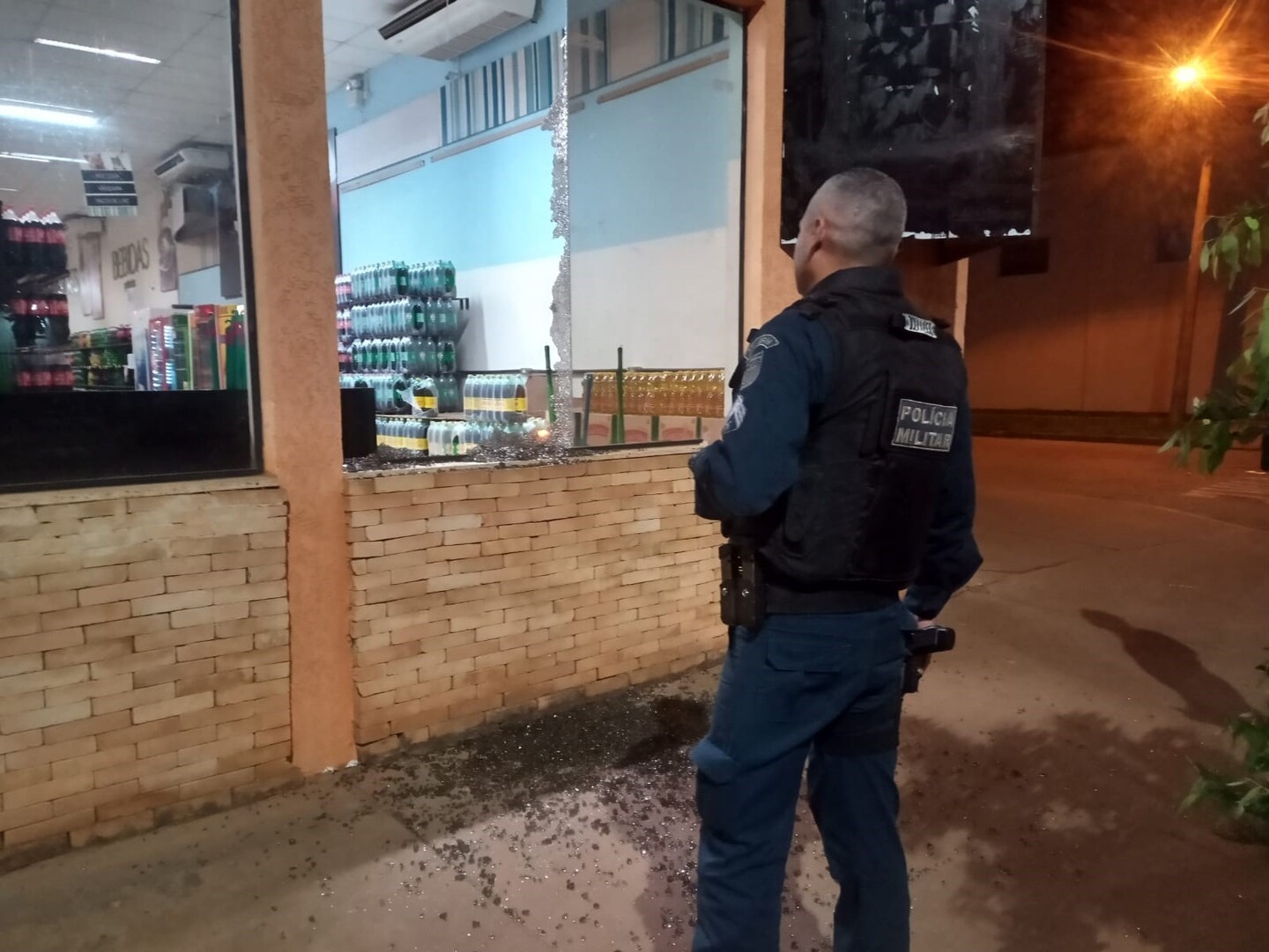 Polícia Militar é chamada em supermercado após ladrão quebrar vidraça e invadir local durante noite de domingo - Alfredo Neto/JPNews