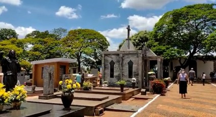 No Cemitério Municipal Santo Antônio a movimentação de pessoas durante período da manhã foi significativa - Alex Santos/RCN67 No Cemitério Municipal Santo Antônio a movimentação de pessoas durante período da manhã foi significativa - Alex Santos/RCN67