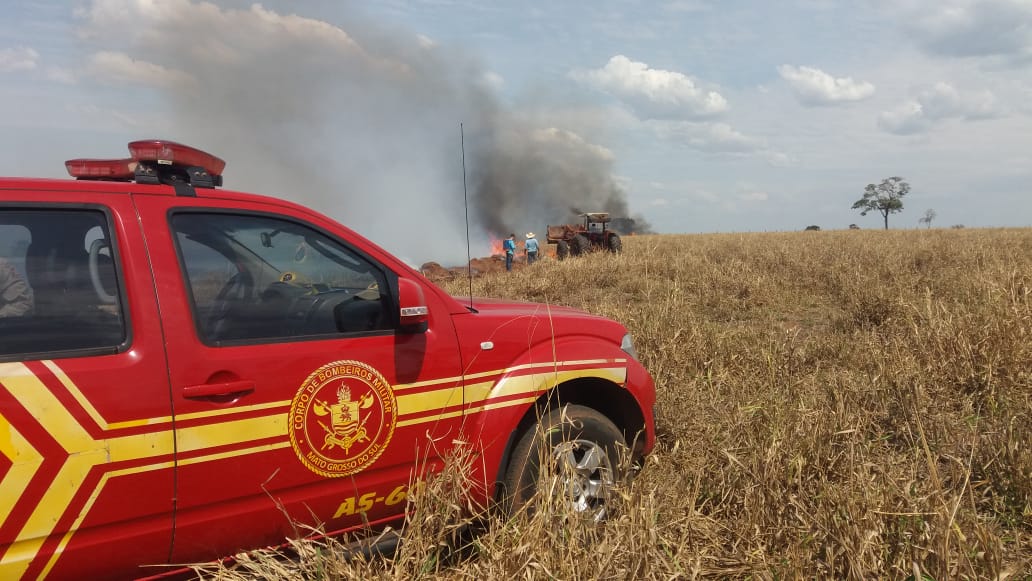 Aproximadamente 12 alqueires de pastagem foram consumidos pelo fogo - Corpo de Bombeiros