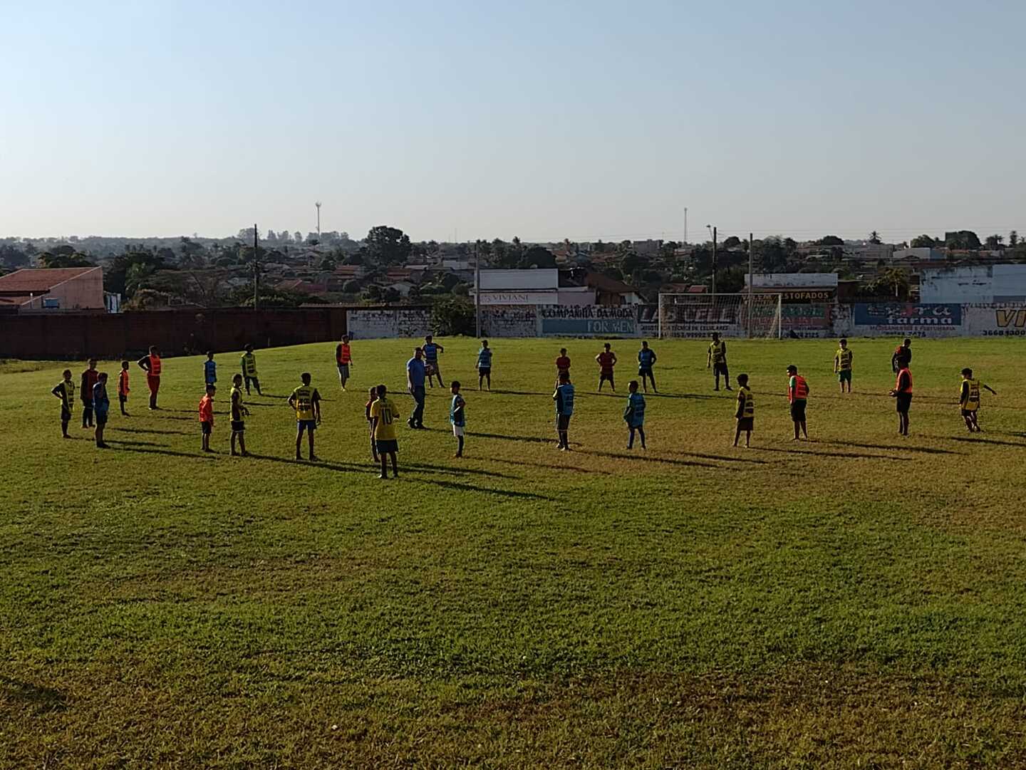 Os treinos são realizados em um campo de futebol society - Alex Santos/RCN67