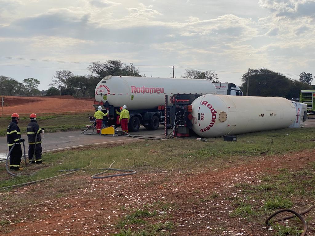 A área precisou ser interditada para ser realizada a transposição para outra carreta - Corpo de Bombeiros