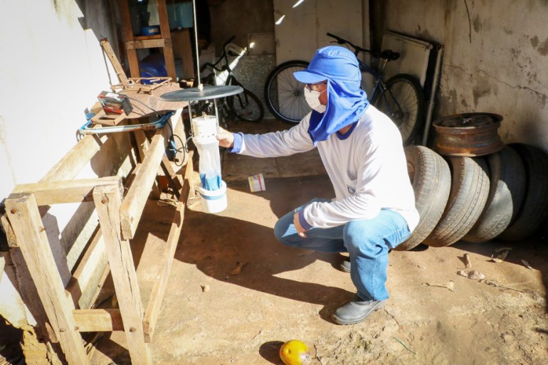 Armadilhas são instaladas em residências voluntárias no bairro Vila Alegre. - Divulgação/Assessoria