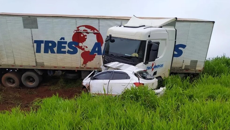 Família morreu no local do acidente - CORPO DE BOMBEIROS