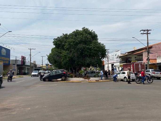 Acidente ocorreu no cruzamento da avenida Capitão Olyntho Mancini com a rua João Silva, em Três Lagoas - Tatiane Simon/JP