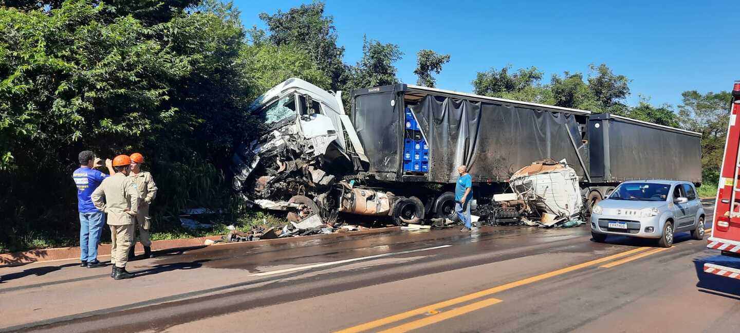 As cabines das carretas ficaram totalmente destruídas - Divulgação