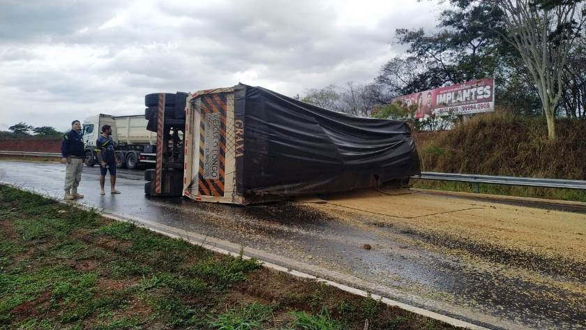 Estava chovendo no momento do acidente e o motorista não ficou ferido. - Divulgação/PRF