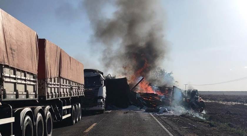 De acordo com a PRF, o motorista de uma carreta carregada de eucalipto pegou fogo após atingir um carro e o motorista morreu no local. - Divulgação/PRF