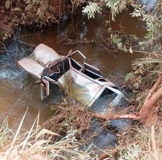 Acidente foi registrado em estrada, que dá acesso às fazendas de eucaliptos e fábrica de celulose, em Três Lagoas. - Divulgação/Corpo de Bombeiros