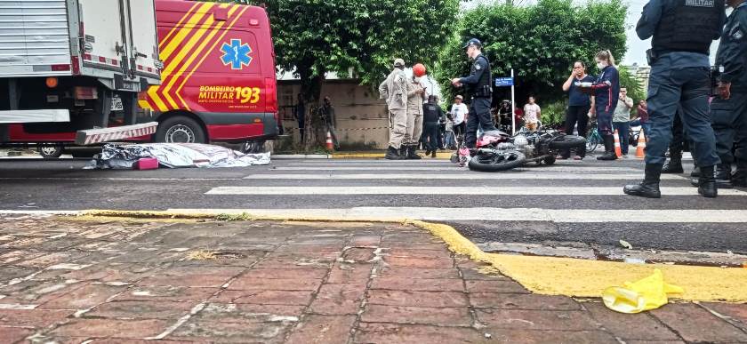 Acidente entre moto e caminhão foi no cruzamento da avenida Eloy Chaves com a rua Orestes Prata Tibery. - Albert Silva/JPNEWS