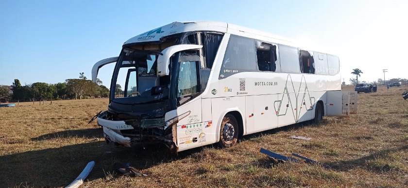 A vítima perdeu o controle da direção, saiu da pista e foi parar em uma propriedade rural, alguns metros do local do acidente. - Albert Silva/JPNEWS