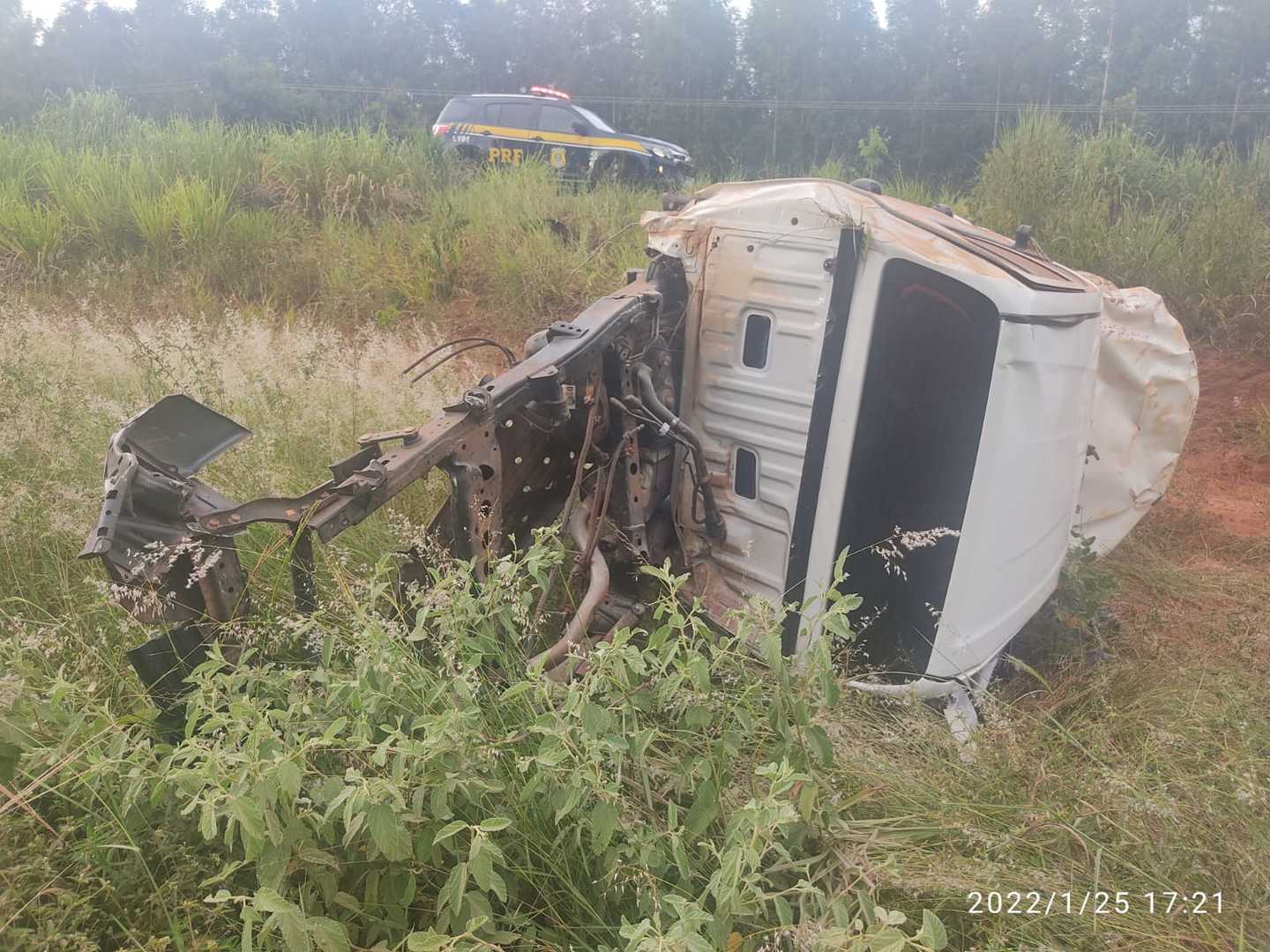 Segundo a PRF, a caminhonete derrapou ao perder um dos pneus, saiu da pista e atingiu o carro família. - Foto: Divulgação/PRF