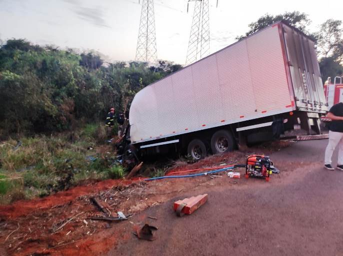 Um caminhão transportava óleo diesel e o combustível vazou na rodovia. - Divulgação/Corpo de Bombeiros