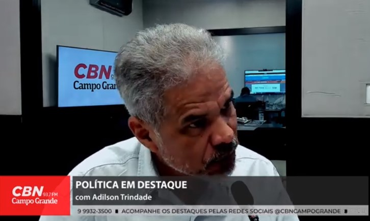 Colunista Adilson Trindade, durante o quadro Política em Destaque desta quarta-feira. - Foto: Reprodução