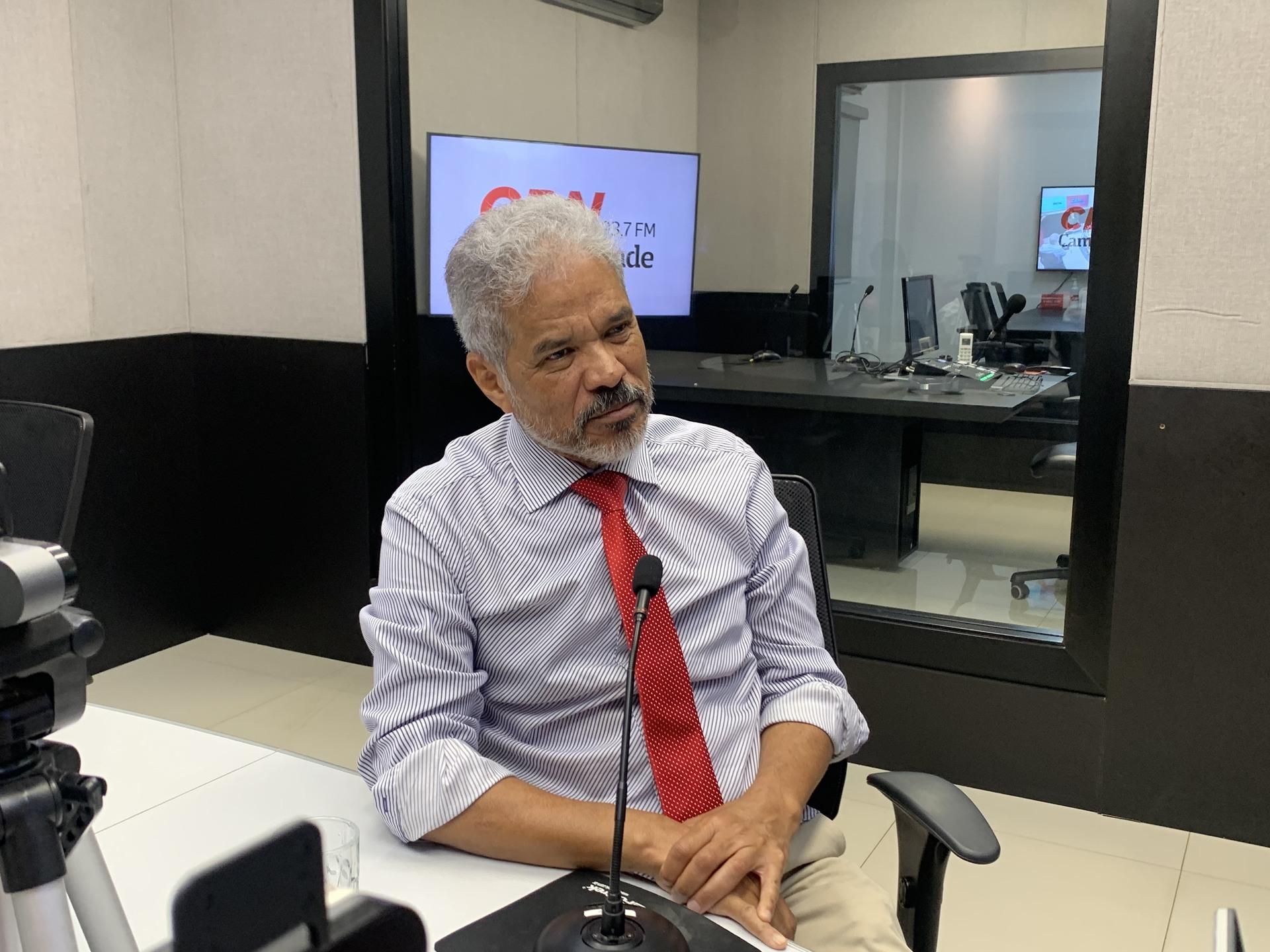 Colunista Adilson Trindade durante participação no Jornal CBN Campo Grande desta quarta-feira (10).