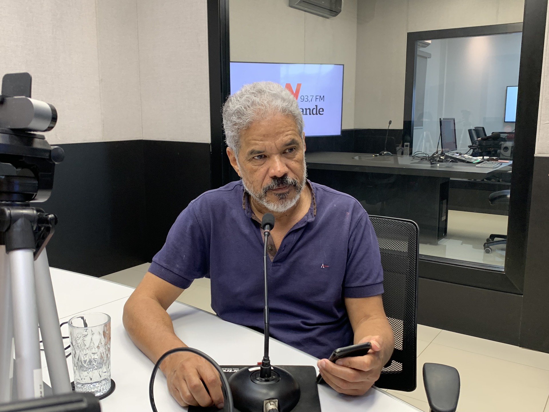 Colunista Adilson Trindade durante participação no jornal CBN Campo Grande.