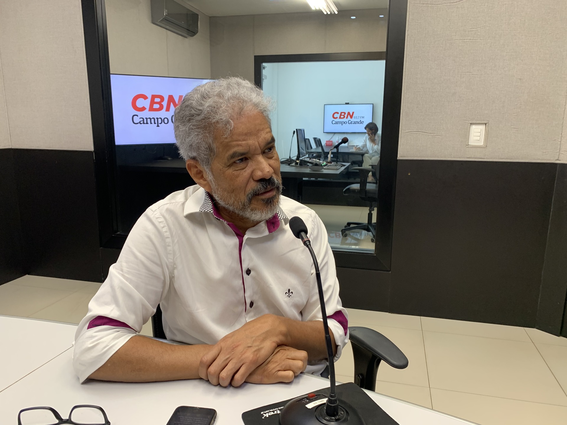 Colunista Adilson Trindade falou sobre o interesse de partidos em estarem próximos ao palanque do governador.