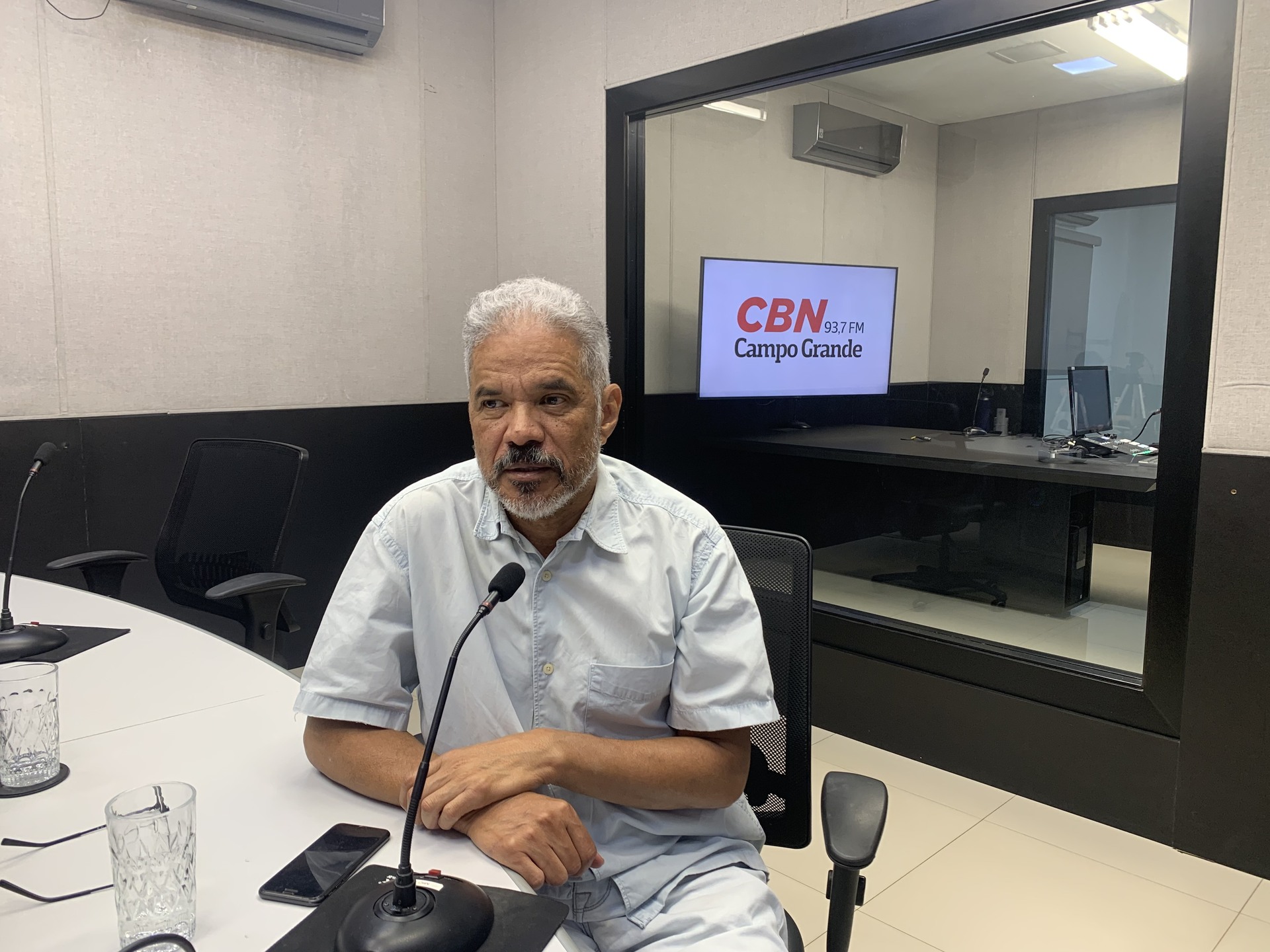 Colunista Adilson Trindade durante participação no Jornal CBN Campo Grande.