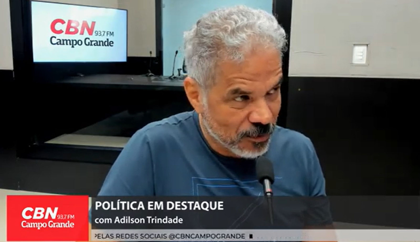 Adilson Trindade durante comentário político na rádio CBN CG