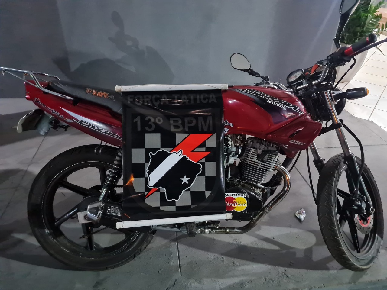 Um homem conduzindo uma motocicleta Honda CBX Strada de cor vermelha - PM/MS