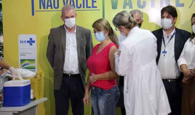 A auxiliar de enfermagem, Sandra Maria, foi vacinada na segunda-feira (18) - Foto: Reprodução