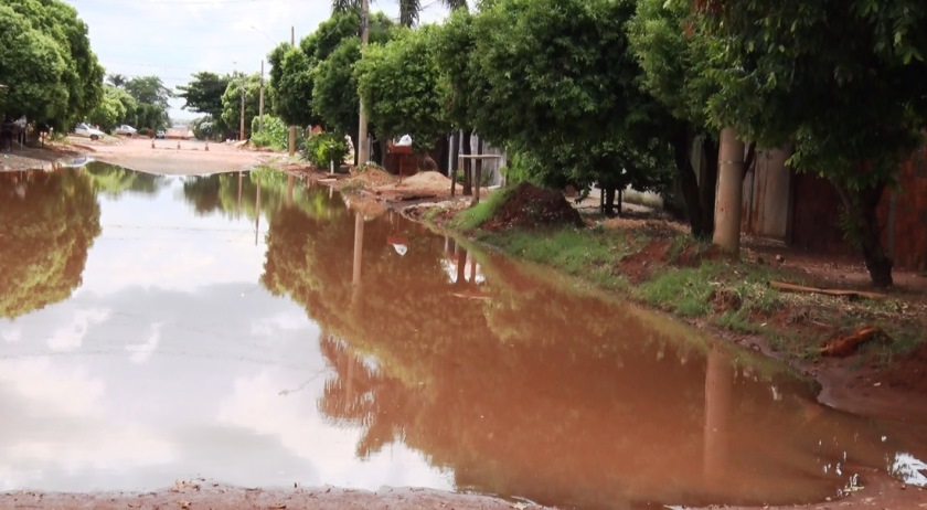 Ruas ficam alagadas por falta de infraestrutura