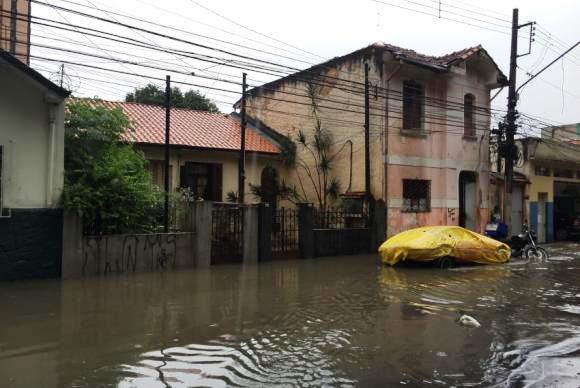 Em 20 minutos, choveu cerca de 50mm, em Três Lagoas, volume considerado altíssimo pela Defesa Civil. - Divulgação