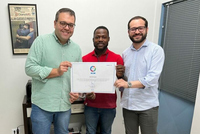 Prefeito Alan Guedes recebendo certificado MIGRACIDADES - Foto: Assecom